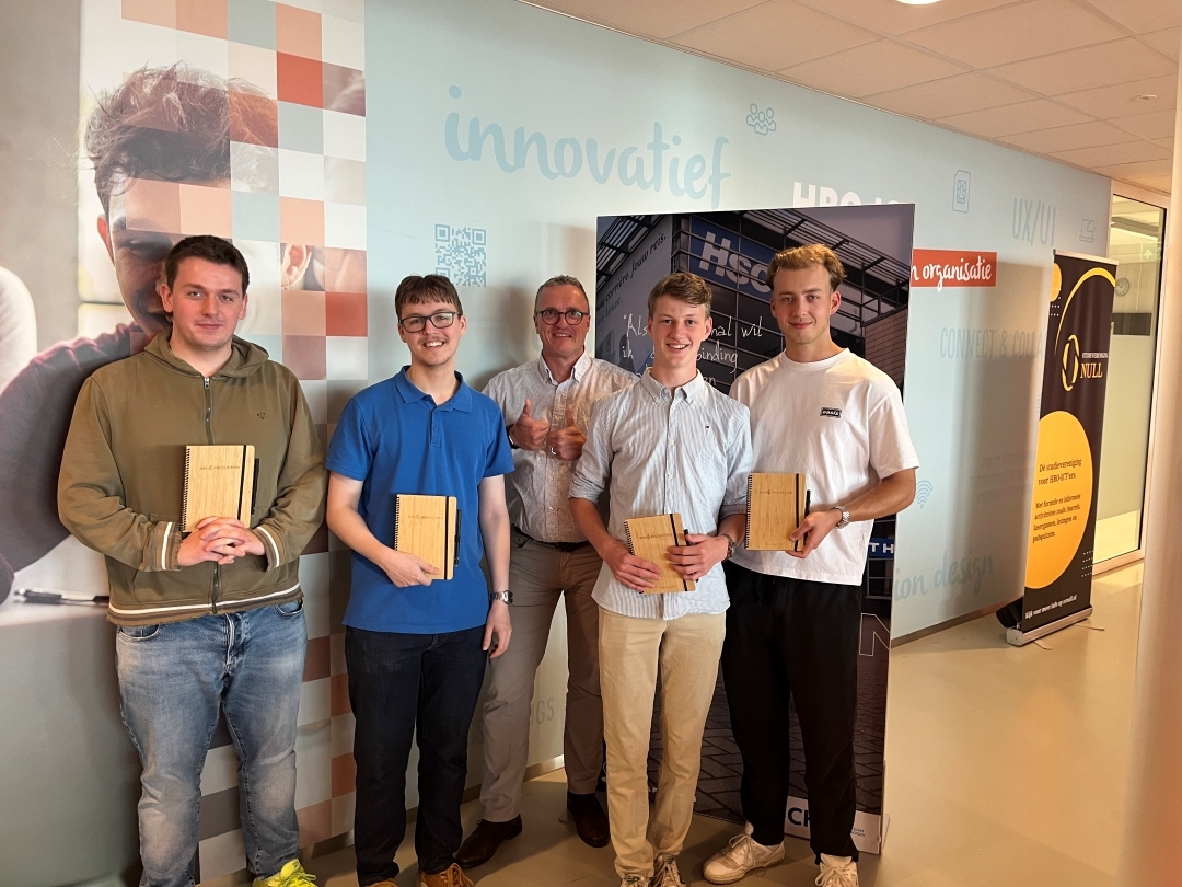 Groepsfoto van 1e jaars HBO-ICT studenten samen met Maarten van der Boon na afloop van het geven van de eindpresentatei